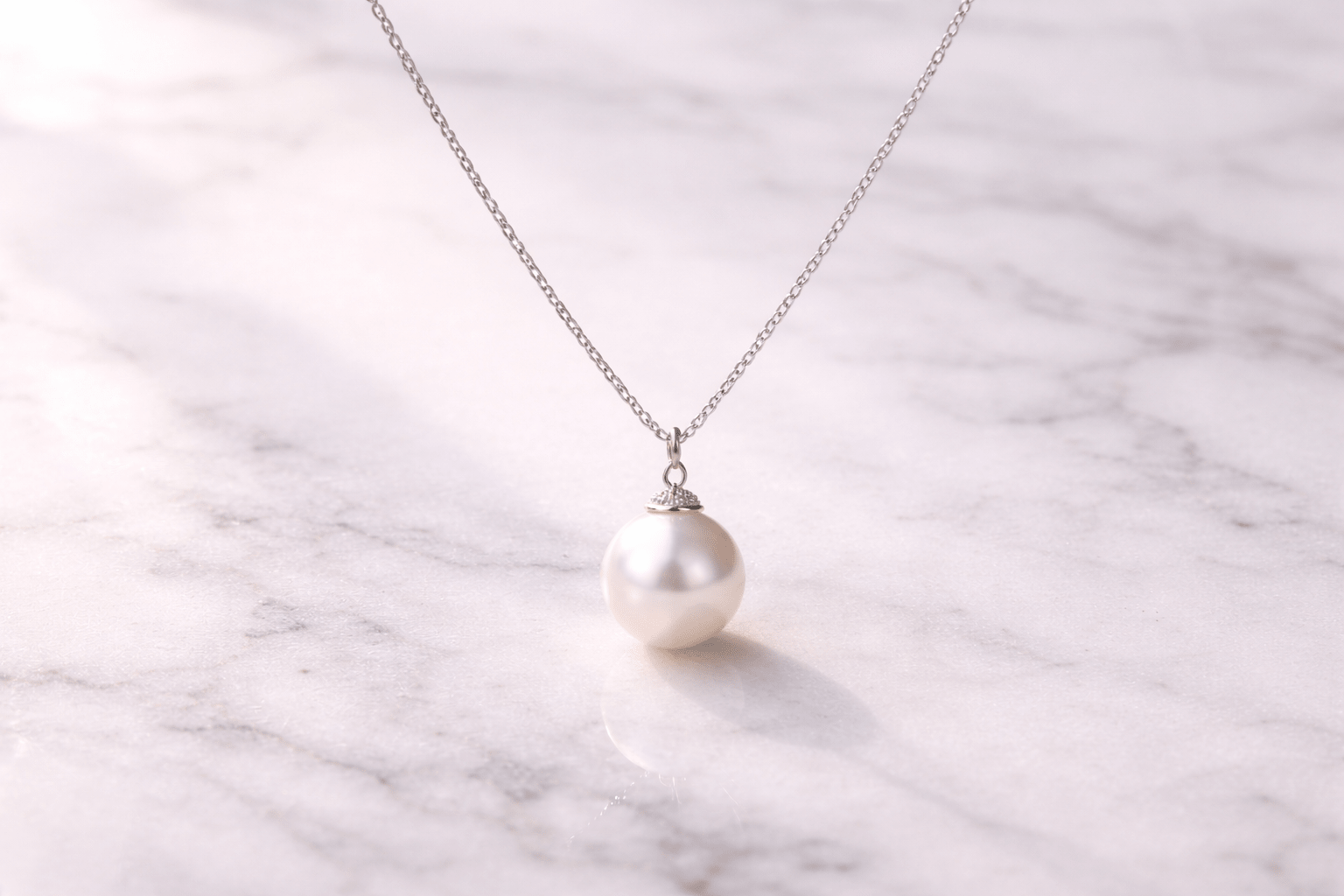 pearlsonly-blog-100-image-4-pearl - Απλότητα σε σκουλαρίκι με μία κρεμαστή πέρλα - Κοσμήματα με πέρλες - pearlsonly