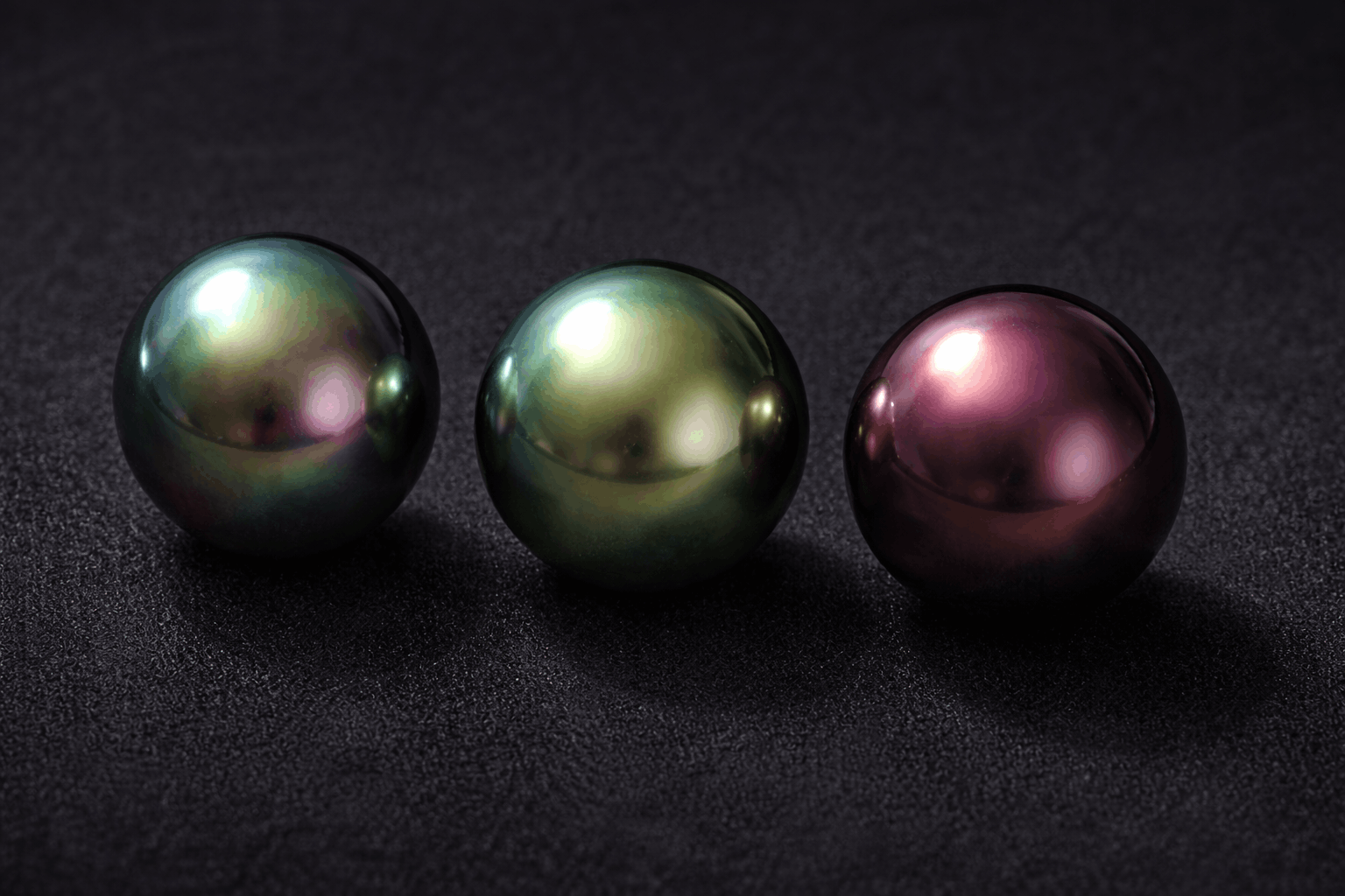 pearlsonly-blog-107-image-5-pearl - Overtones χρώματα που έχουν σημασία - μαύρα σκουλαρίκια με μαργαριτάρια Ταϊτής - pearlsonly